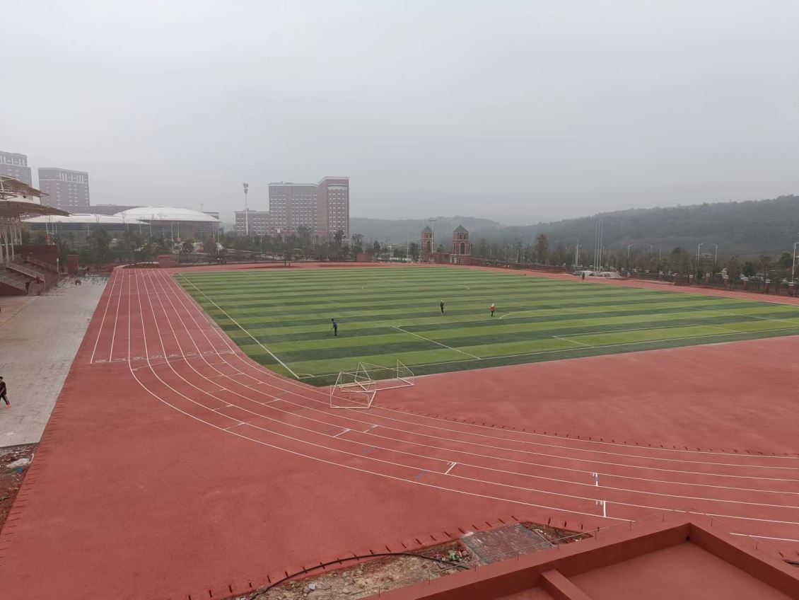 云南經貿外事學院（人造草足球場，透氣型塑膠跑道）