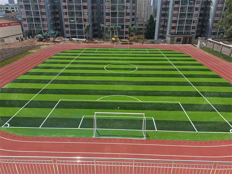 昆明某單位人造草坪足球場，透氣型跑道